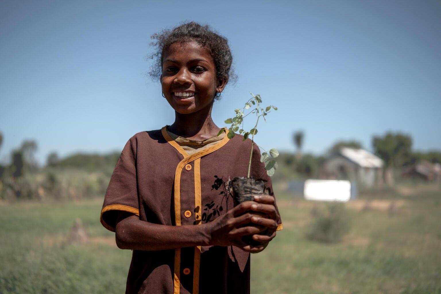 Madagaskar meisje houdt plant vast