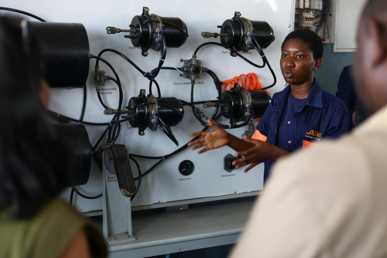 Een leerling in Ghana demonstreert gereedschap op school