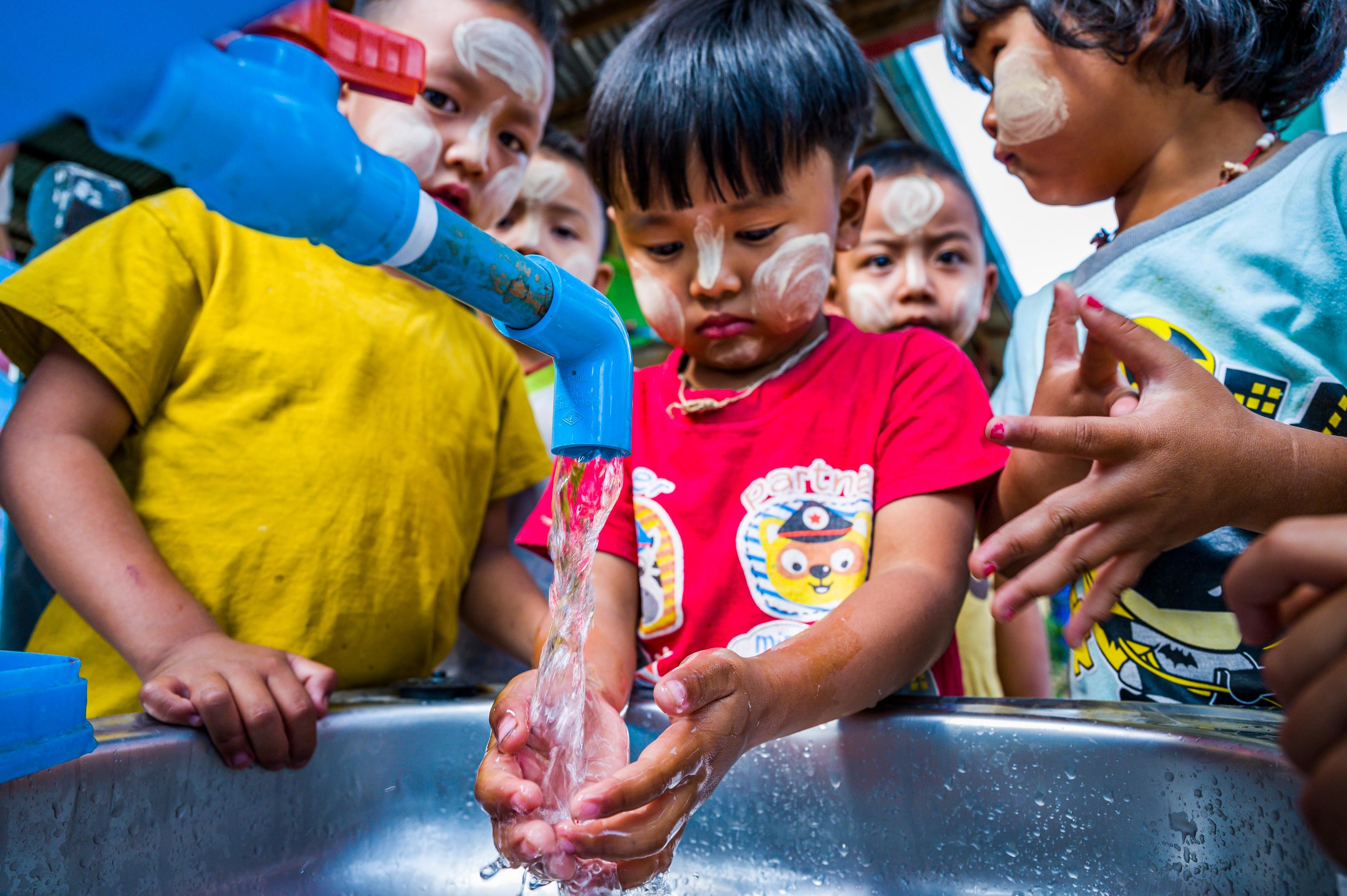Kind wast handen in myanmar
