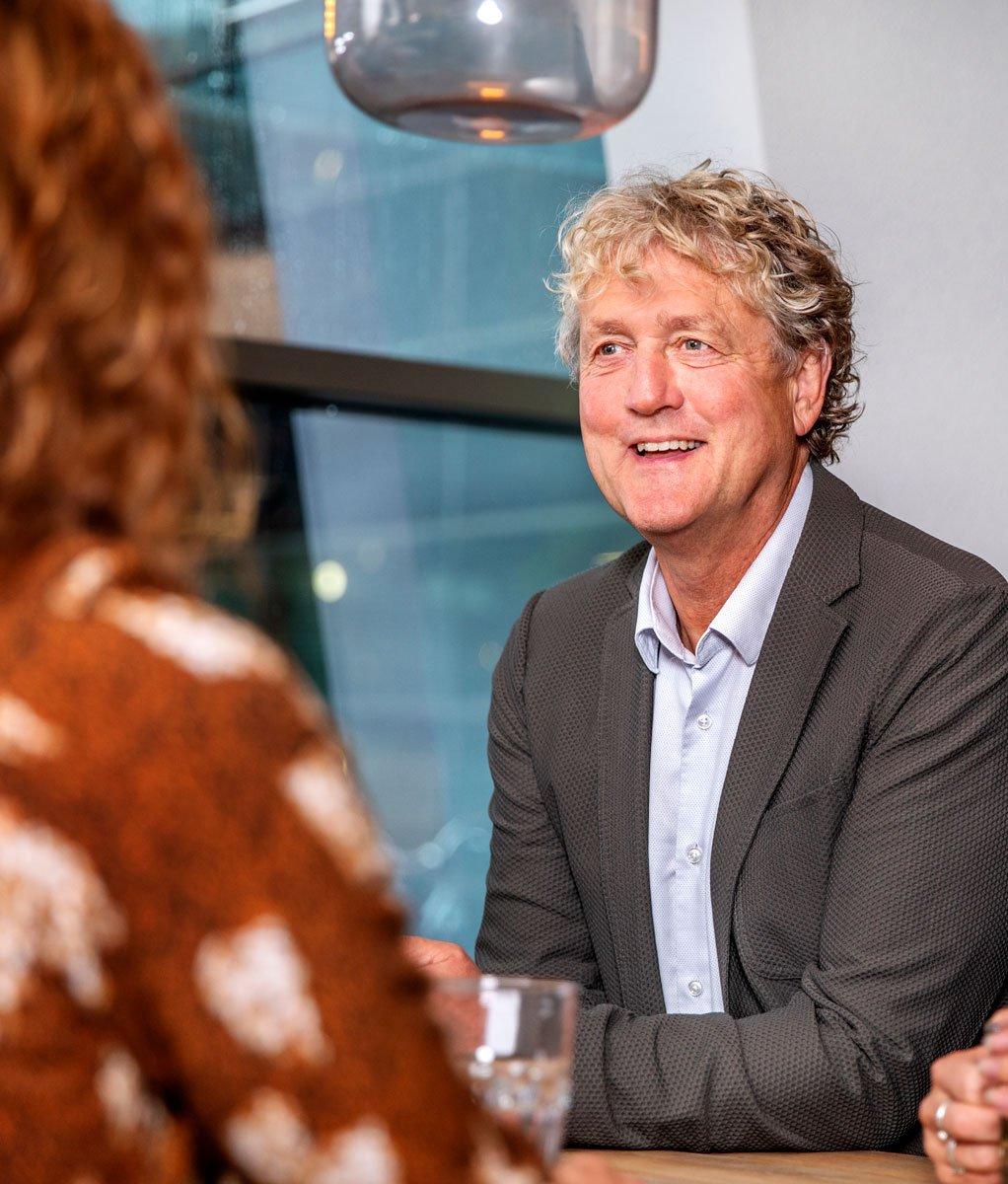 Collega HTM in gesprek met anderen