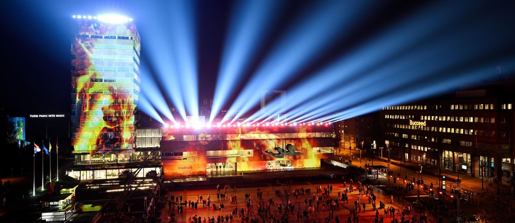 Impressie van een verlicht gebouw tijdens GLOW Eindhoven