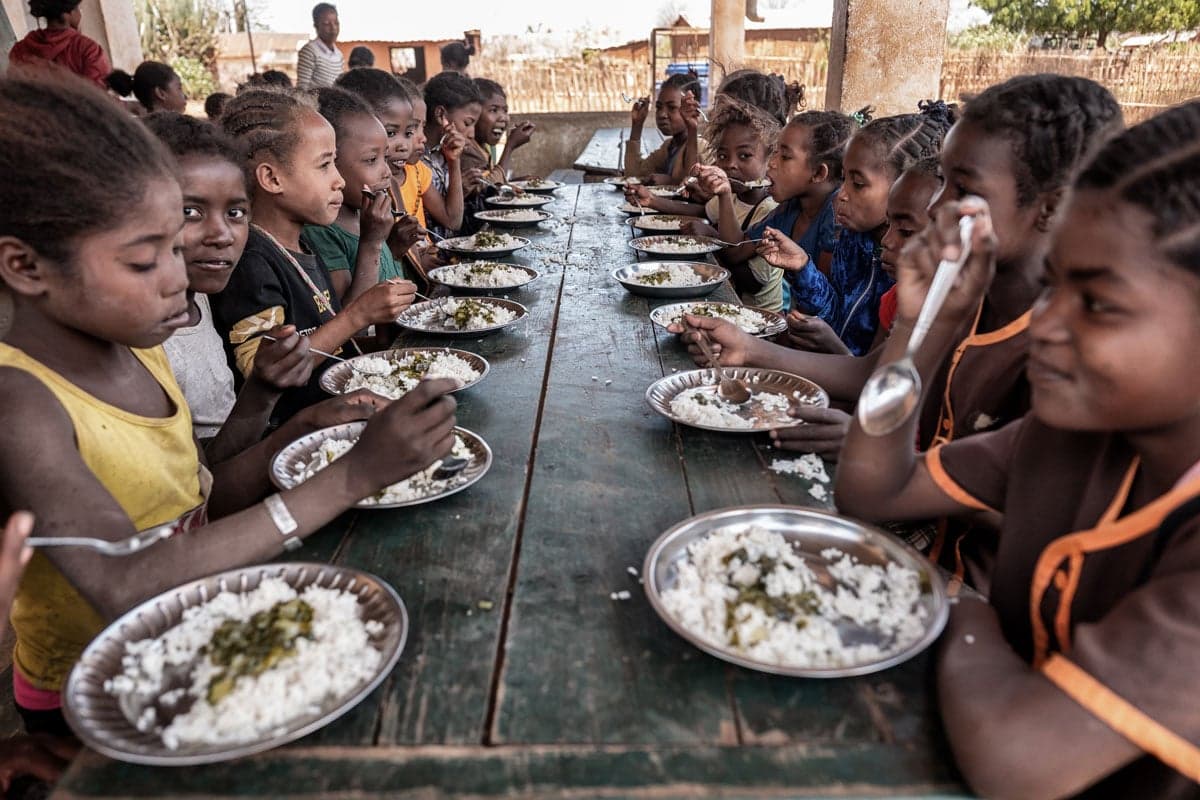 Kinderen aan eettafel in Madagaskar