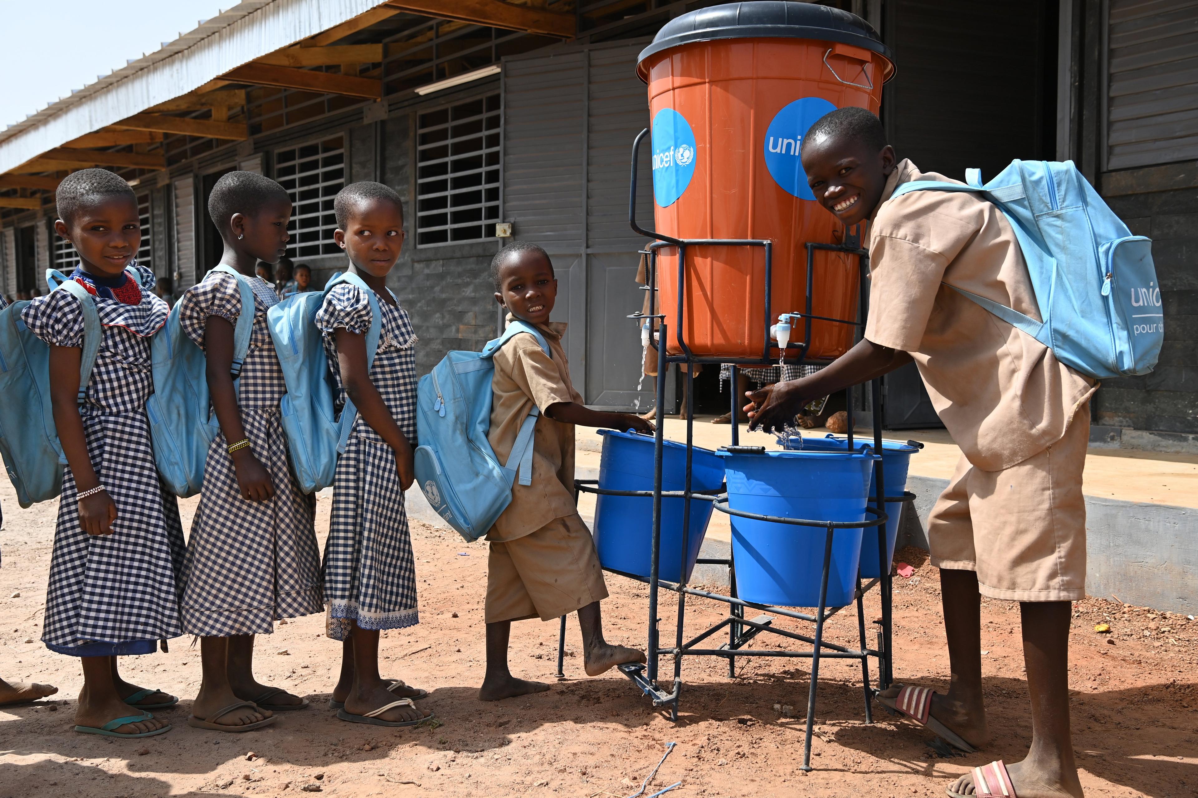Kinderen bij waterkraan in Ivoorkust