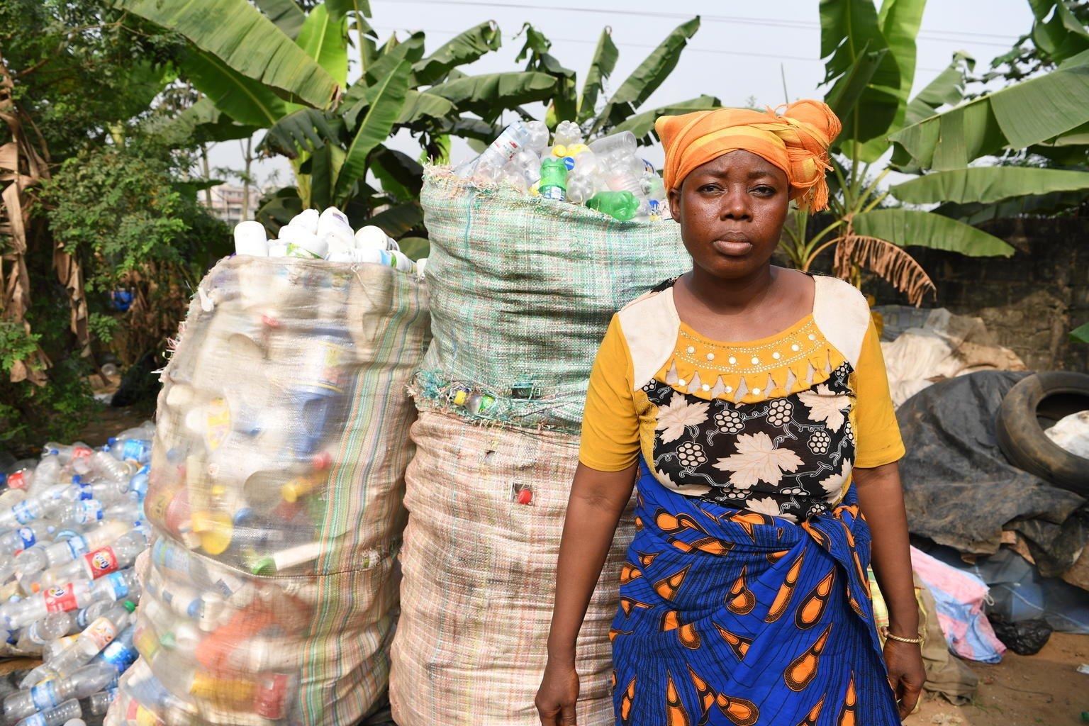 Vrouw voor verzameld plastic in Ivoorkust