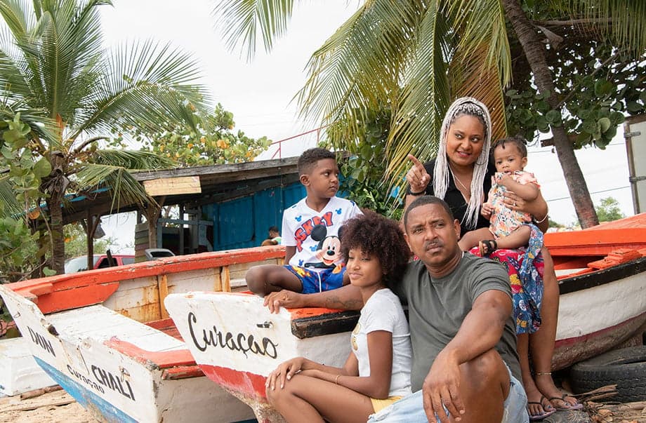 familie bij bootje op Curacao