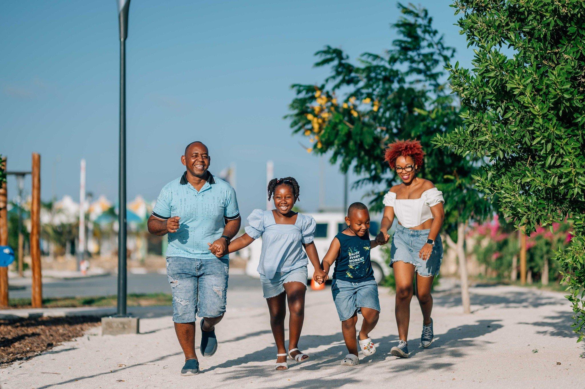 familie op Bonaire loopt lachend over strand
