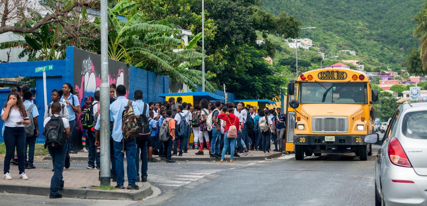 jongeren bij schoolbus op Sint Maarten