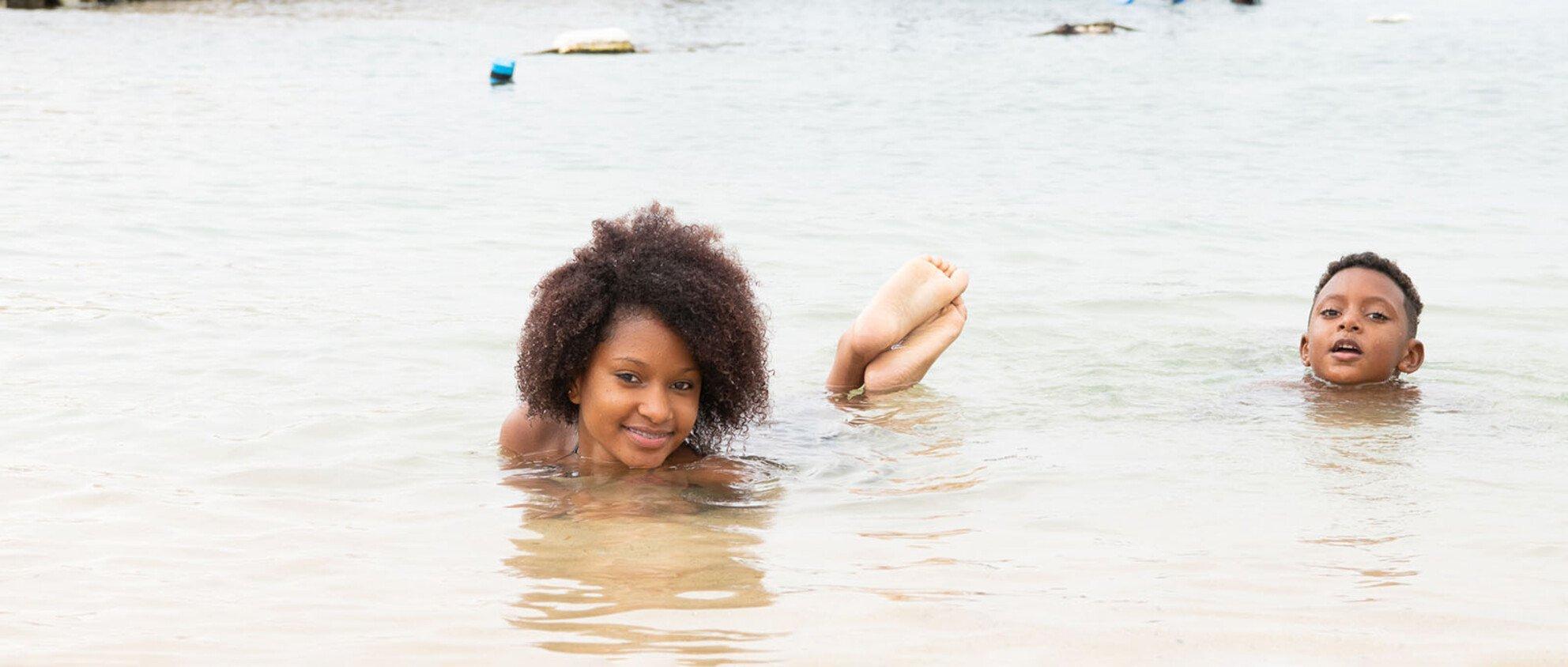 Meisje en jongen in water Curaçao