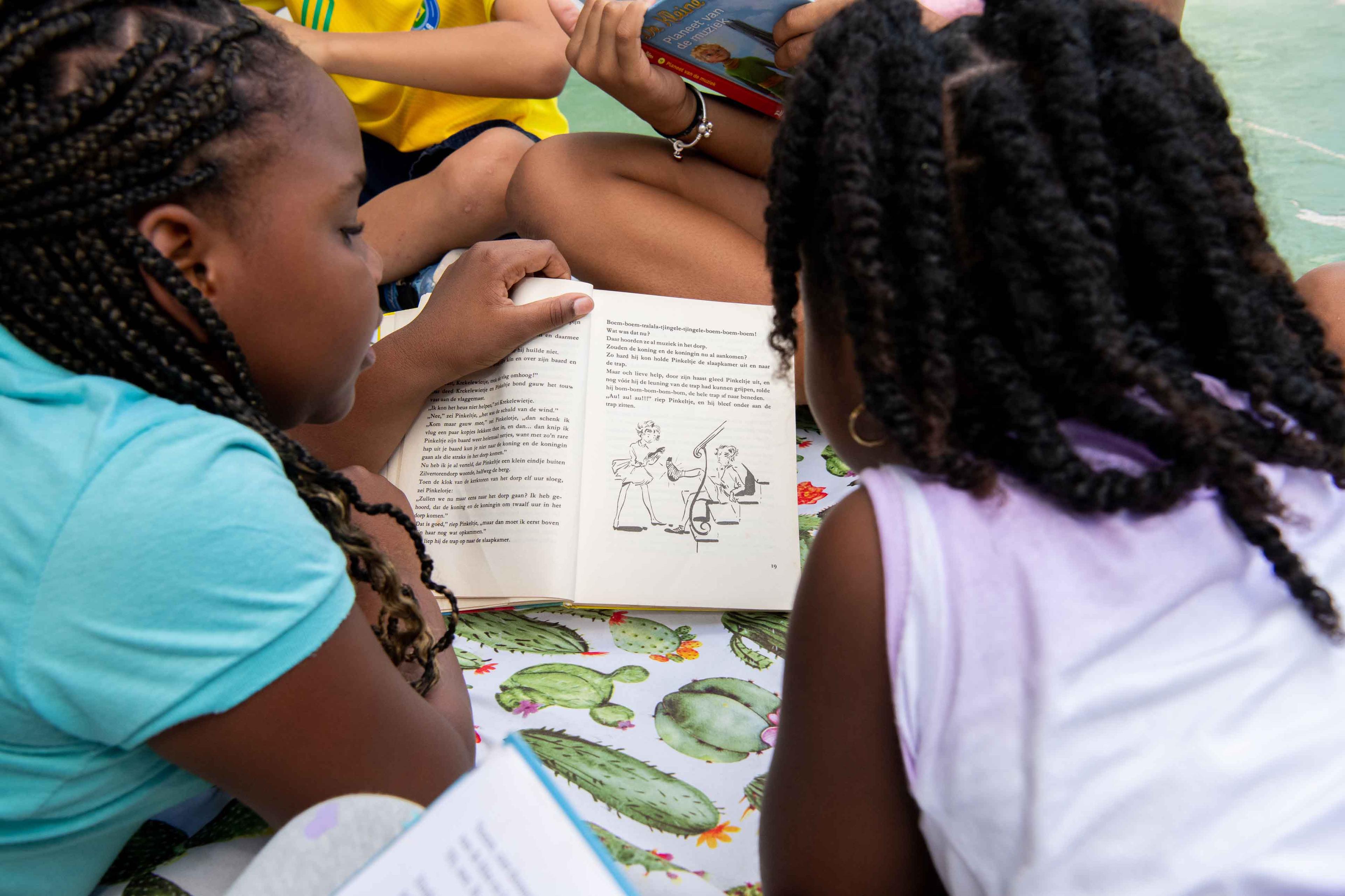 meisjes lezen samen een boekje