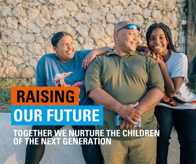 vader met dochters in zon, poster raising our future