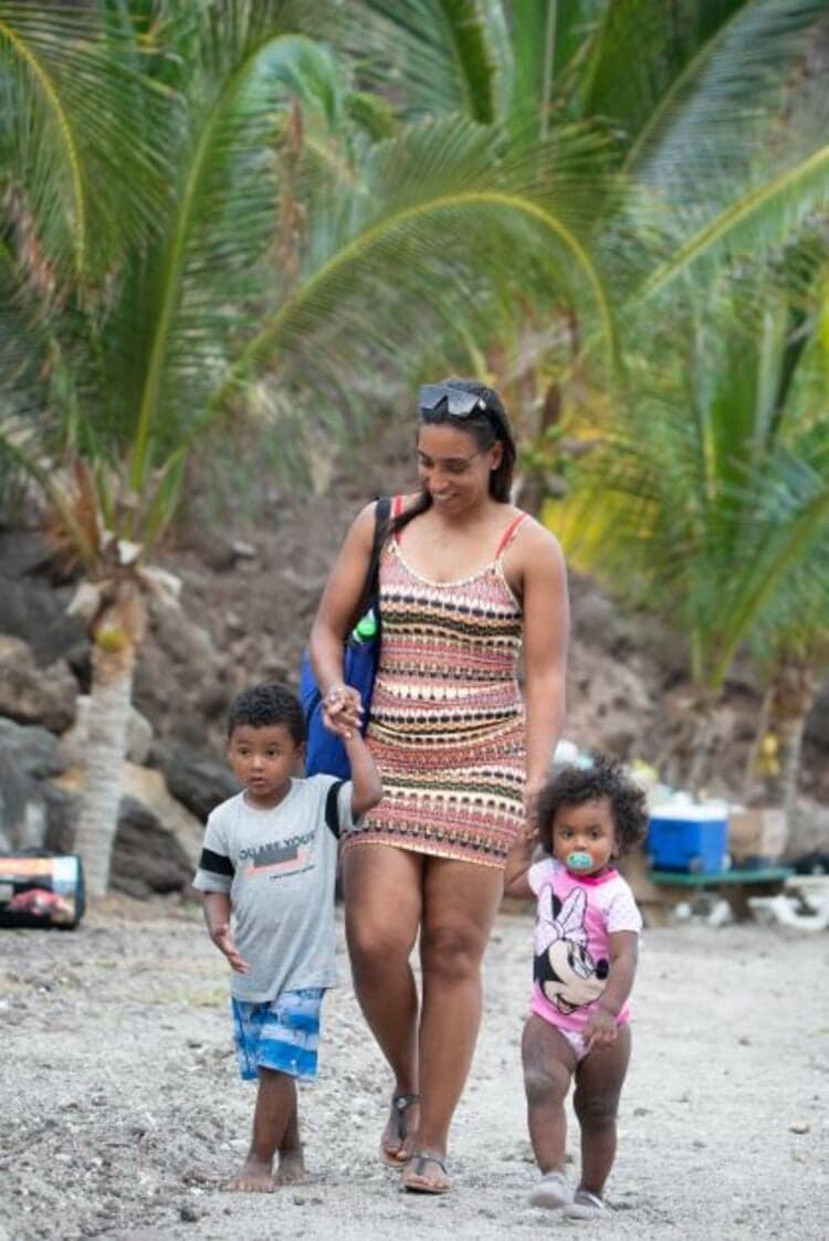 moeder met kinderen wandelen over strand saba