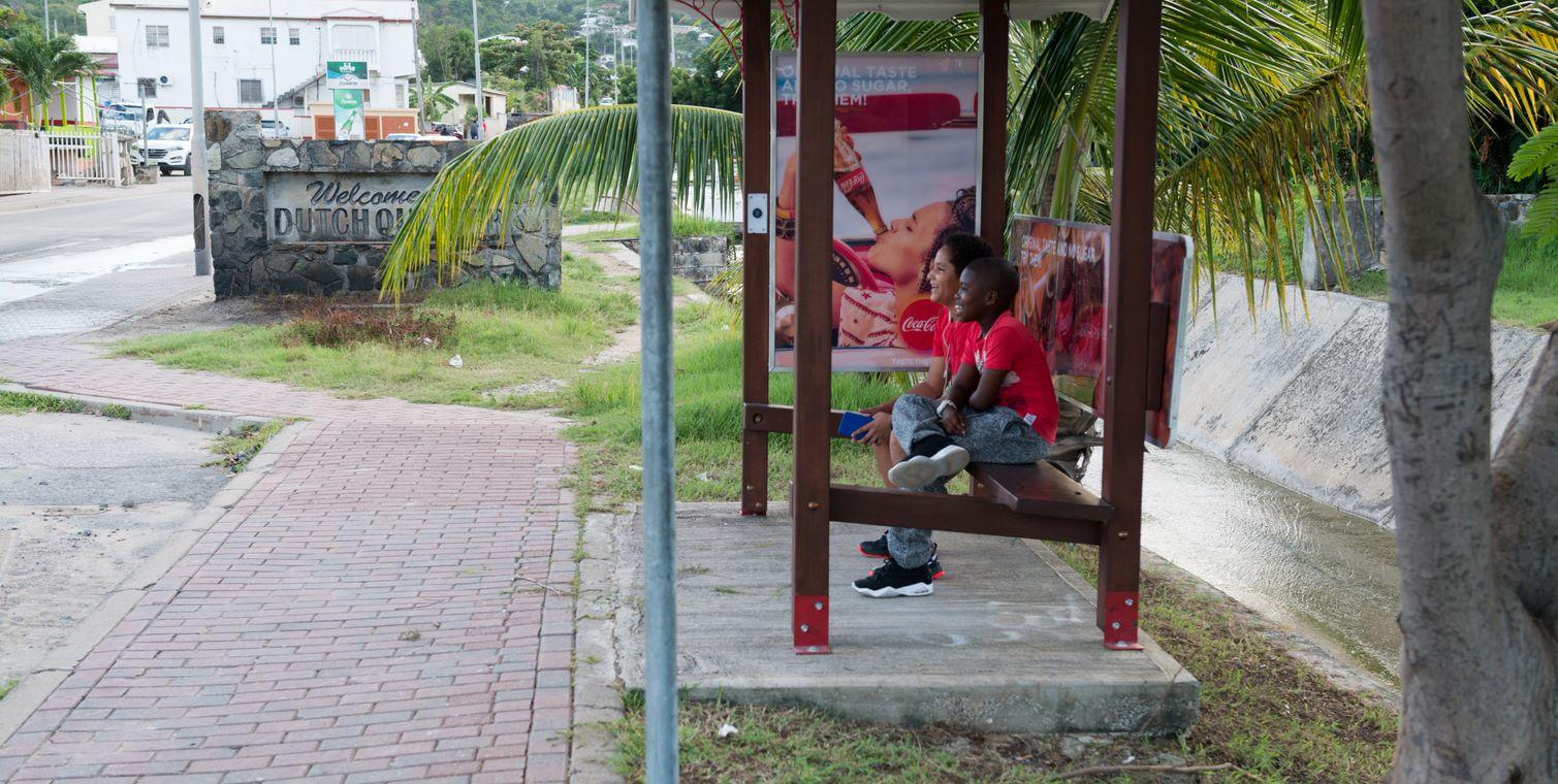 Jongens bij bushalte Sint Maarten
