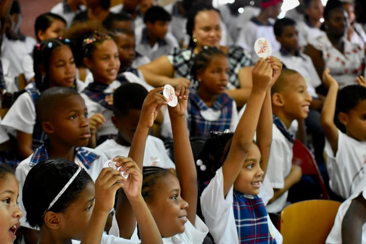 kinderen in schooluniform, st maarten