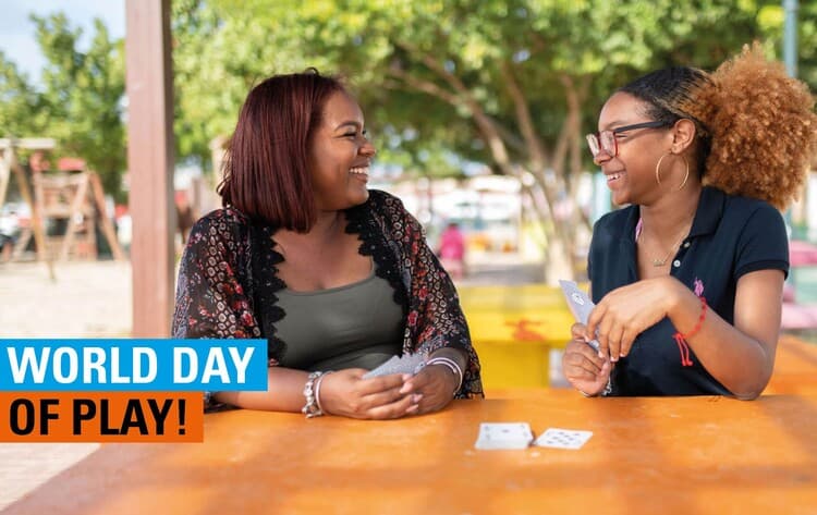 moeder en dochter aan tafel strand - poster world day of play