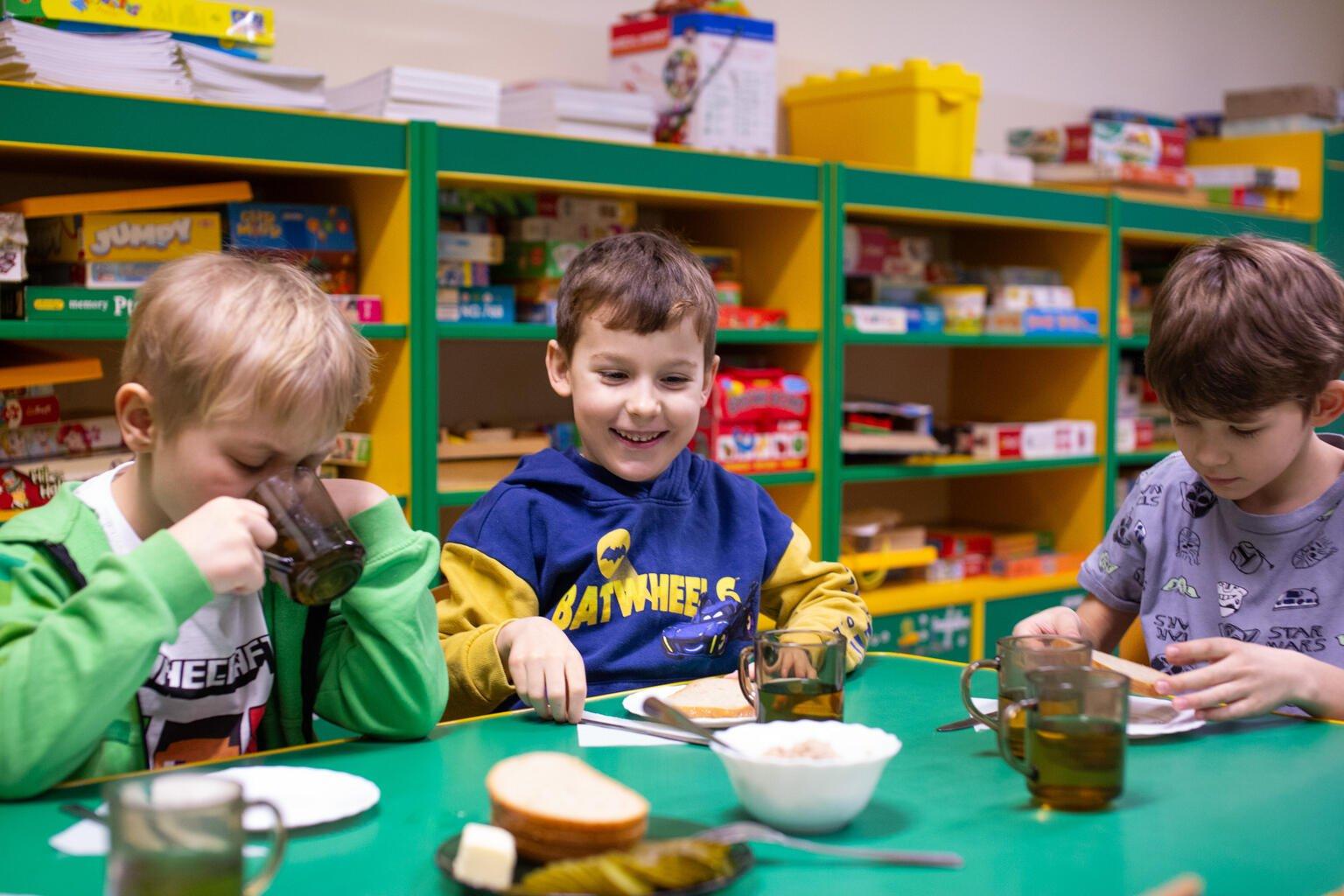Kinderen in Polen ontbijten op de kleuterschool.
