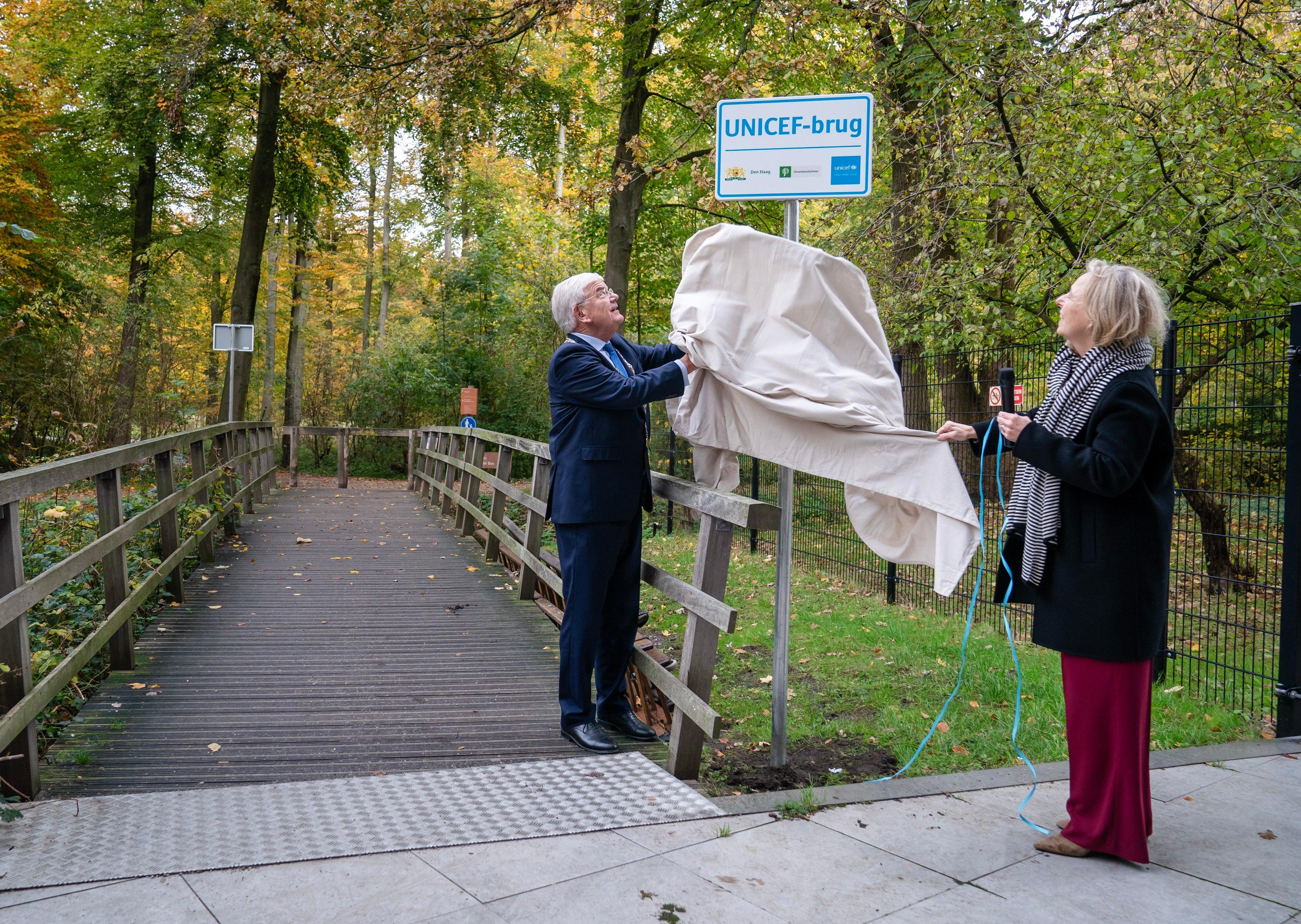 Burgemeester van Zanen van Den Haag en UNICEF-directeur Suzanne Laszlo onthullen de UNICEF-brug.