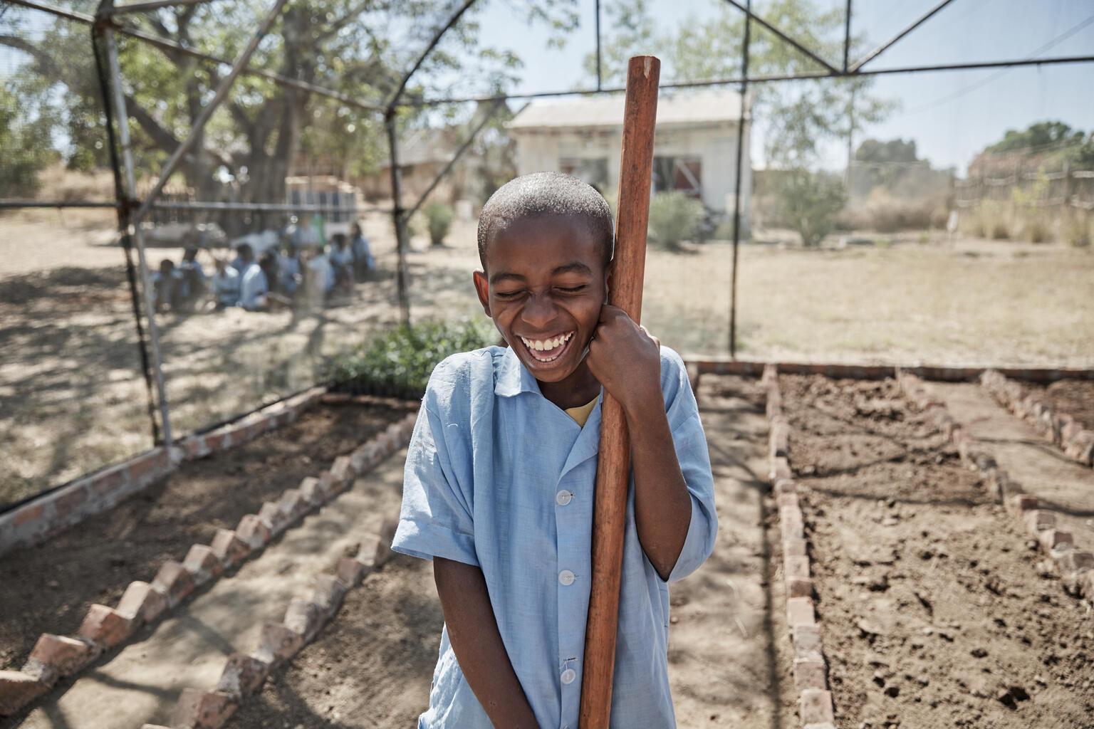 jongen bij moestuin in madagaskar