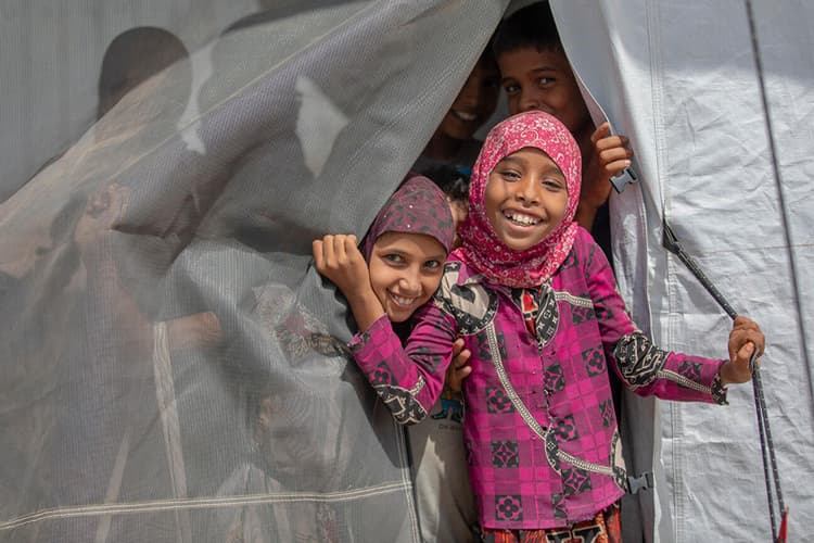 alt="Meisje krijgt onderwijs in een UNICEF-tent. Zij is een landmijnslachtoffer. "