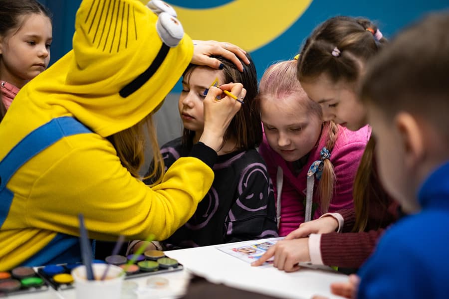Kinderen in kindvriendelijke ruimte in Oekraïne