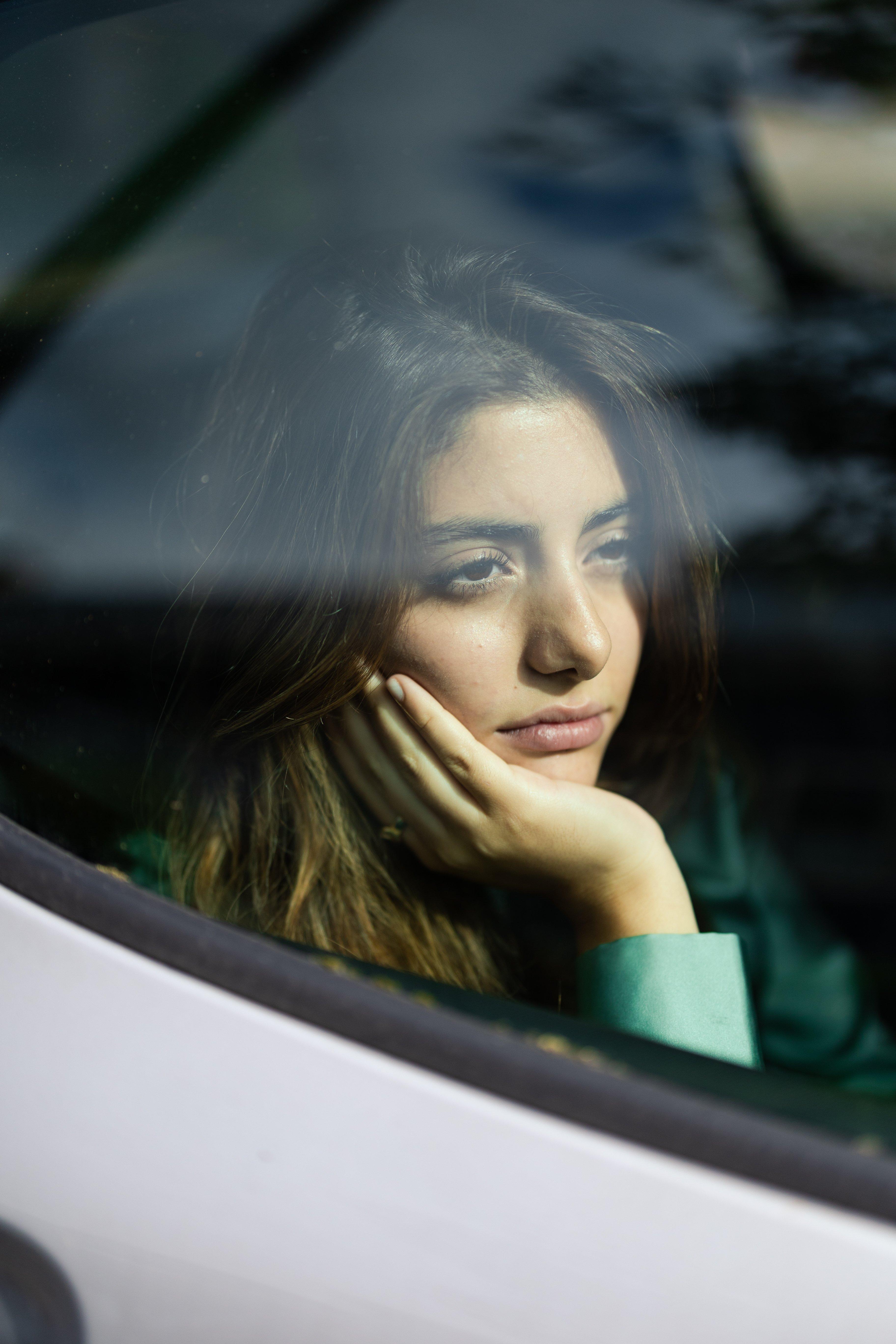 Foto van Duru, tienermeisje, in de auto kijkend naar buiten voor de verkiezingscampagne.