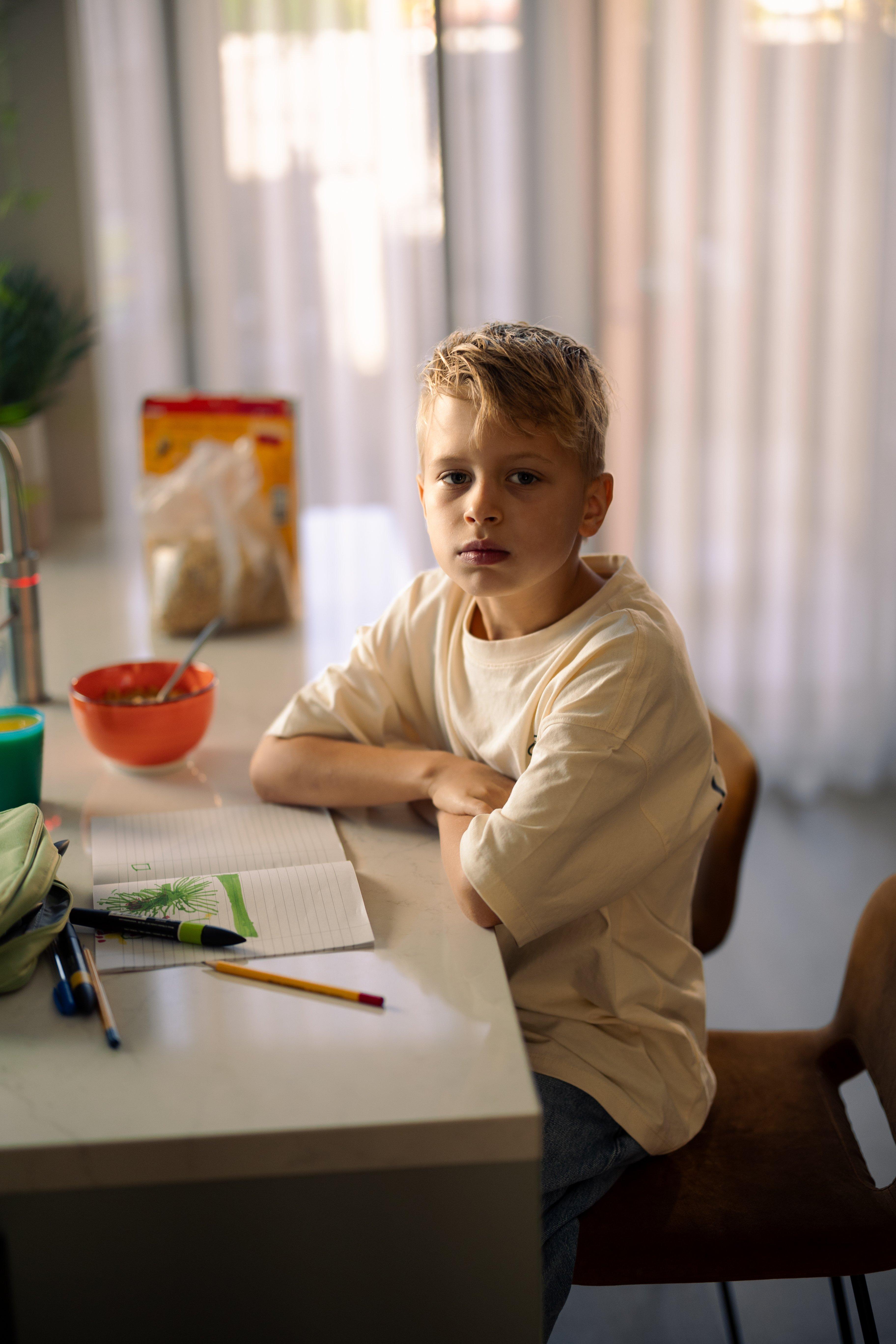 Foto van Logan, jongetje met blond haar, aan tafel voor de verkiezingscampagne.