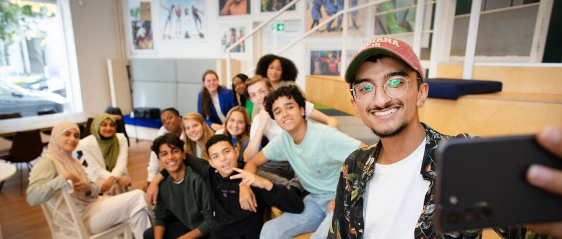 jongeren op unicef-kantoor met mobieltje