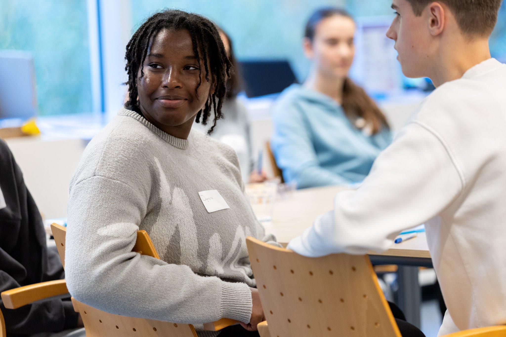 Het UNICEF-jongerenpanel aan het werk op kantoor bij UNICEF.