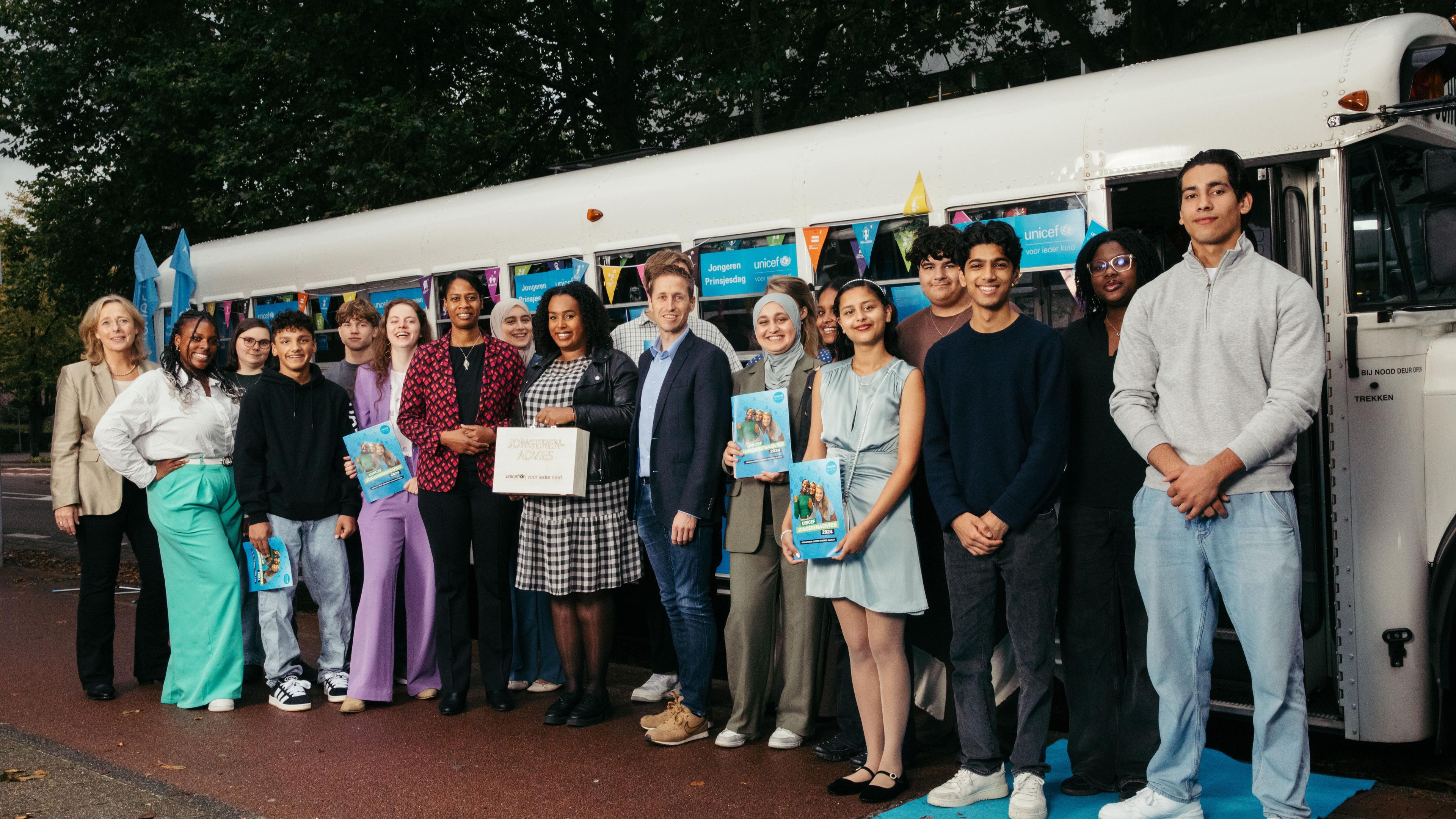 Jongeren voor bus met jongerenadvies 2024