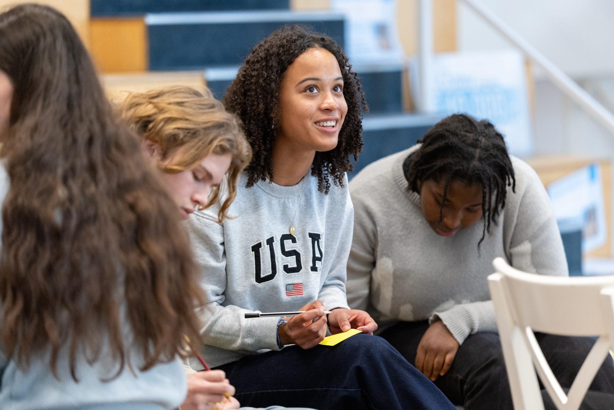 Jongerenpanel aan het werk op het UNICEF-kantoor.