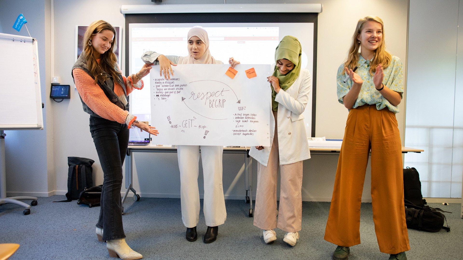 Meiden met eigen project poster