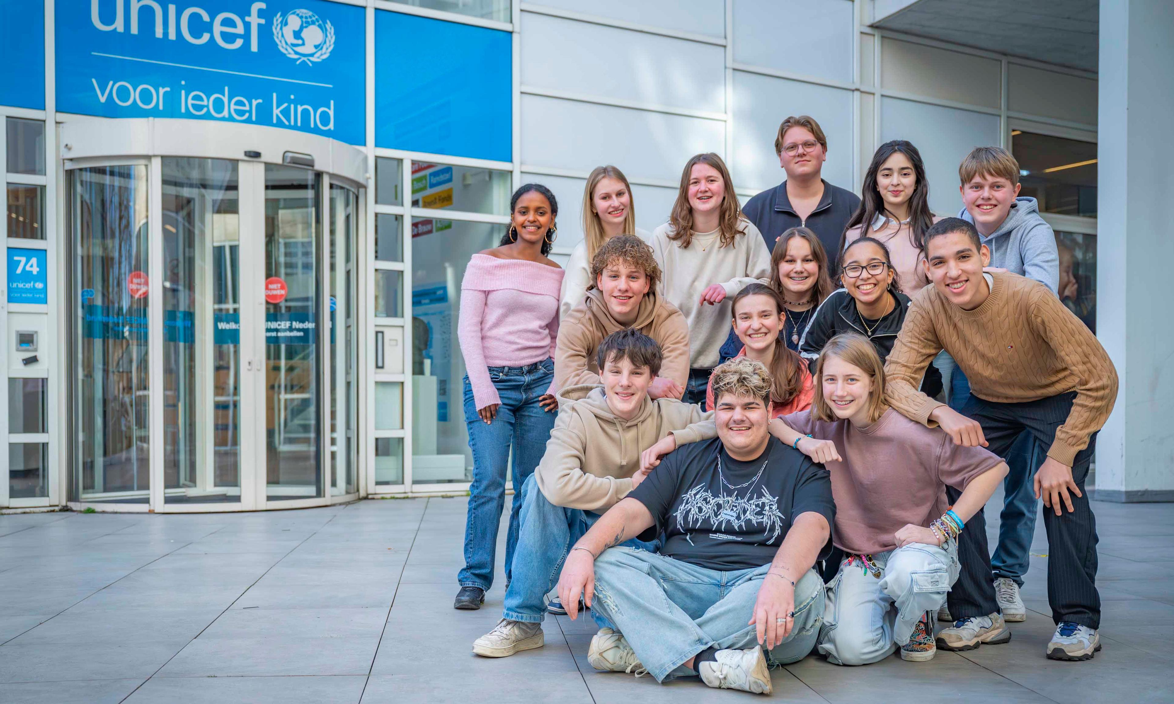 Jongerenpanel voor de deur van het UNICEFkantoor