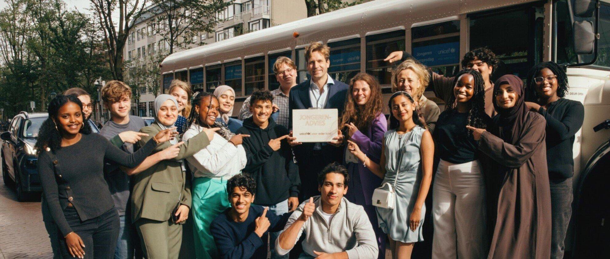 Jongerenpanel met koffertje voor de bus