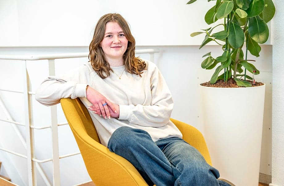 meisje in gele stoel