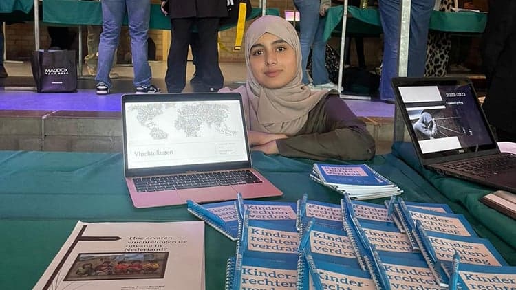 Meisje met laptop en verdragboekjes