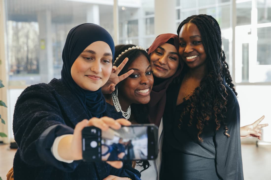 Meisjes maken een selfie.