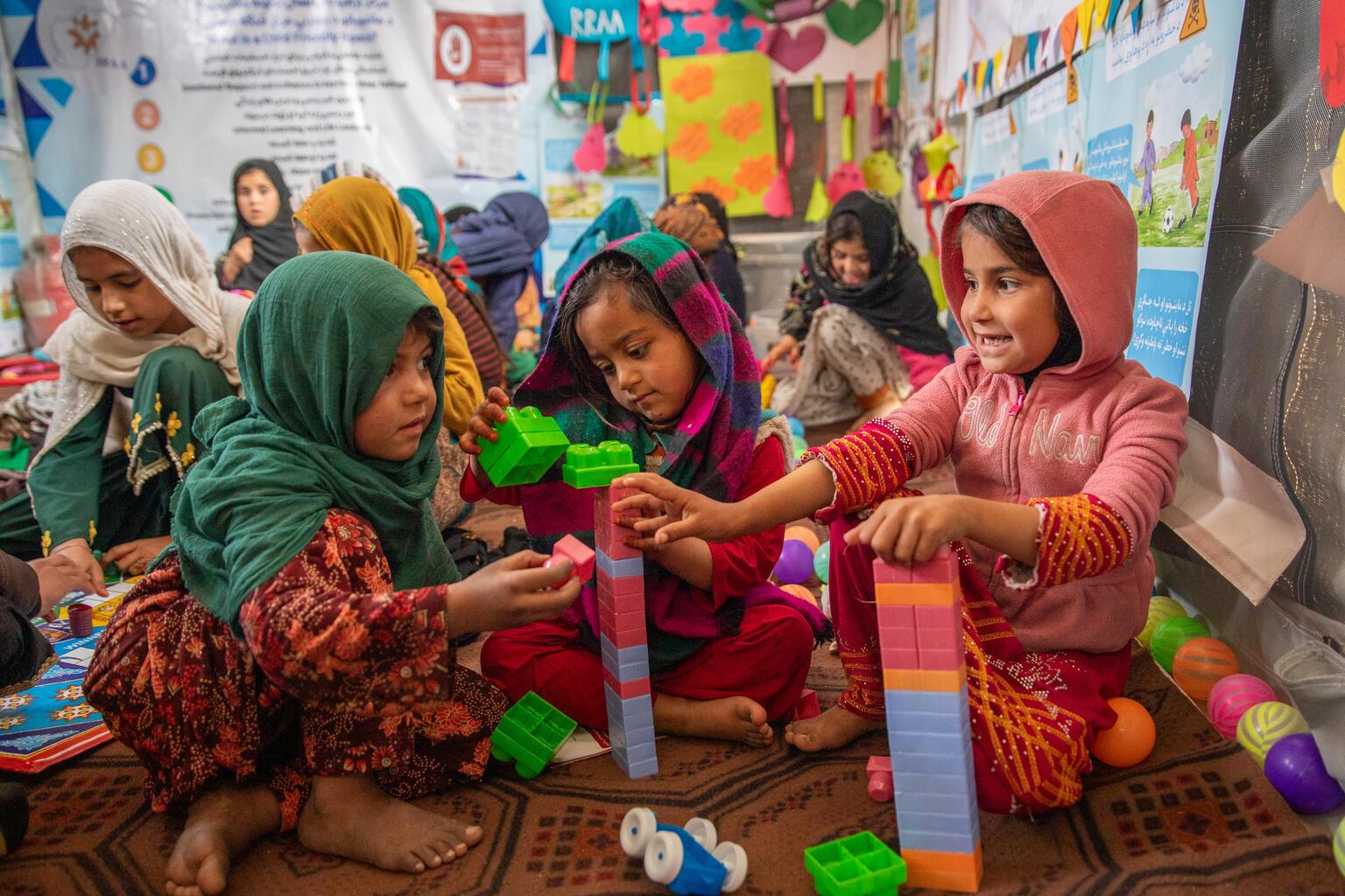 kinderen spelen in kindvriendelijke ruimte in Afghanistan