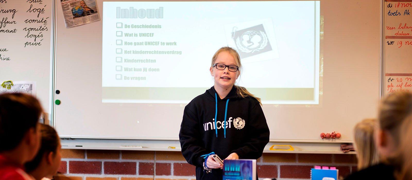 Meisje geeft UNICEF spreekbeurt