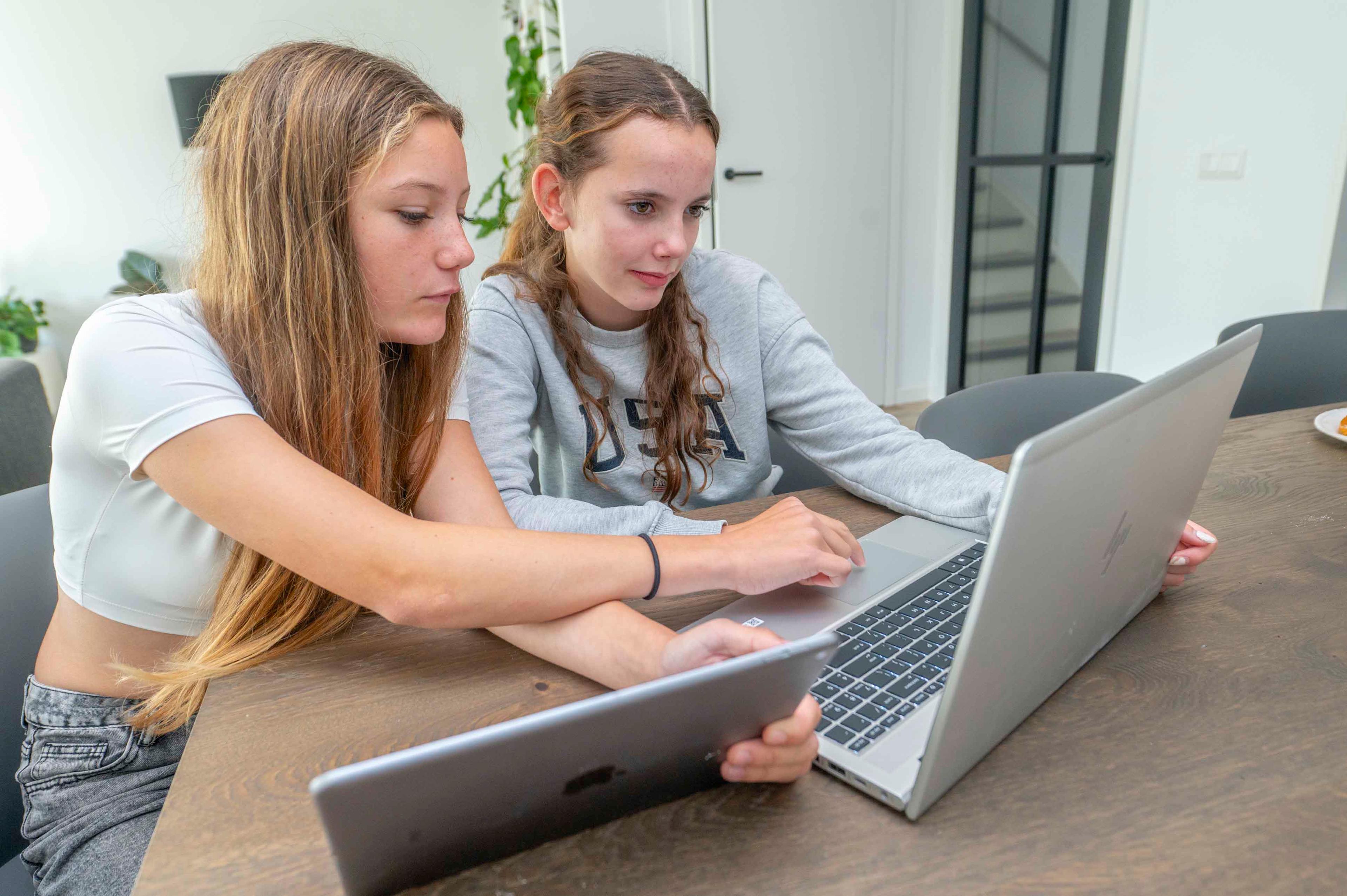 Meisjes zoeken op laptop