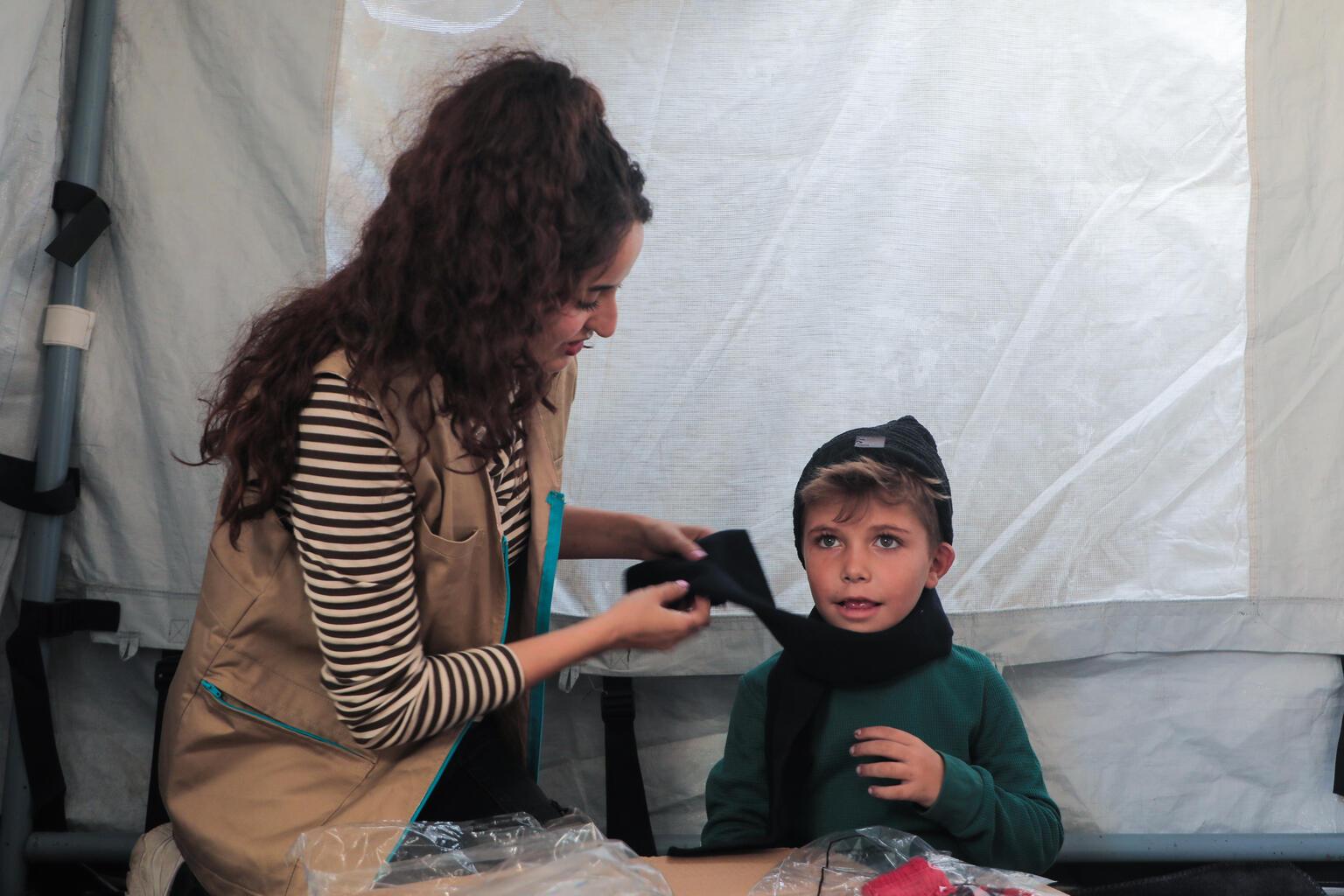 In Gaza wordt warme kleding uitgedeeld aan kinderen.