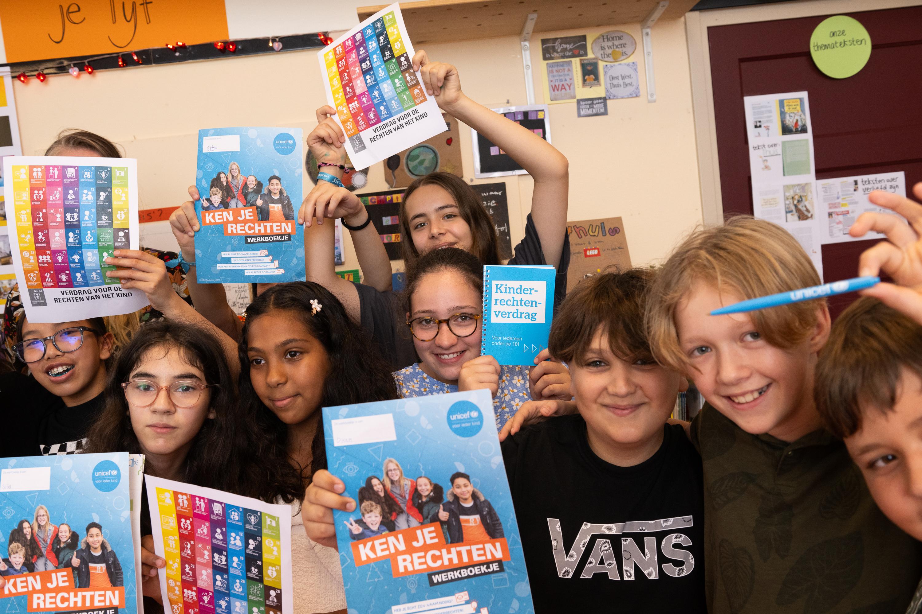 Scholieren werken met het Ken je rechten lesmateriaal van UNICEF.