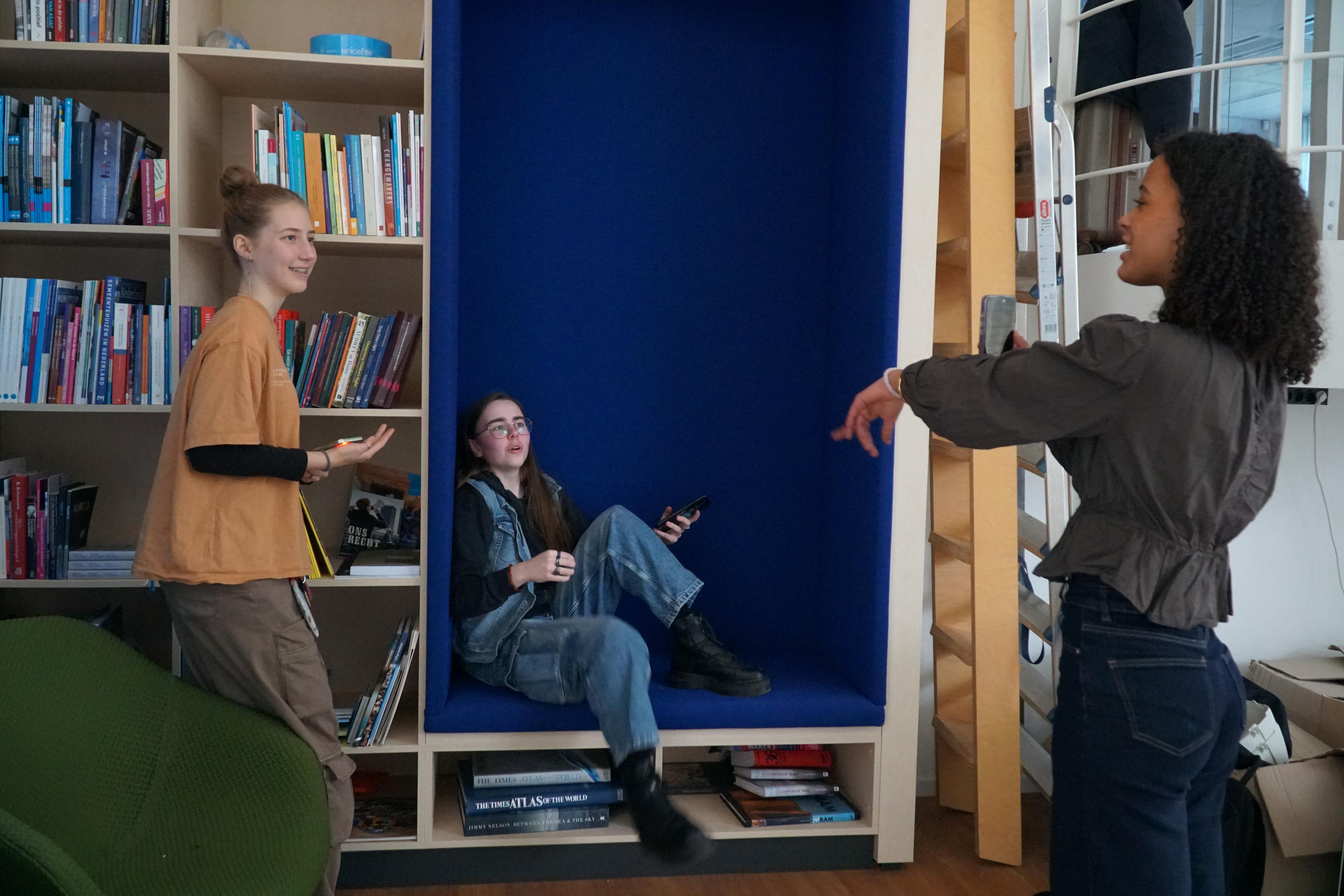 Het jongerenpanel neemt video's op voor hun actie van 2026.