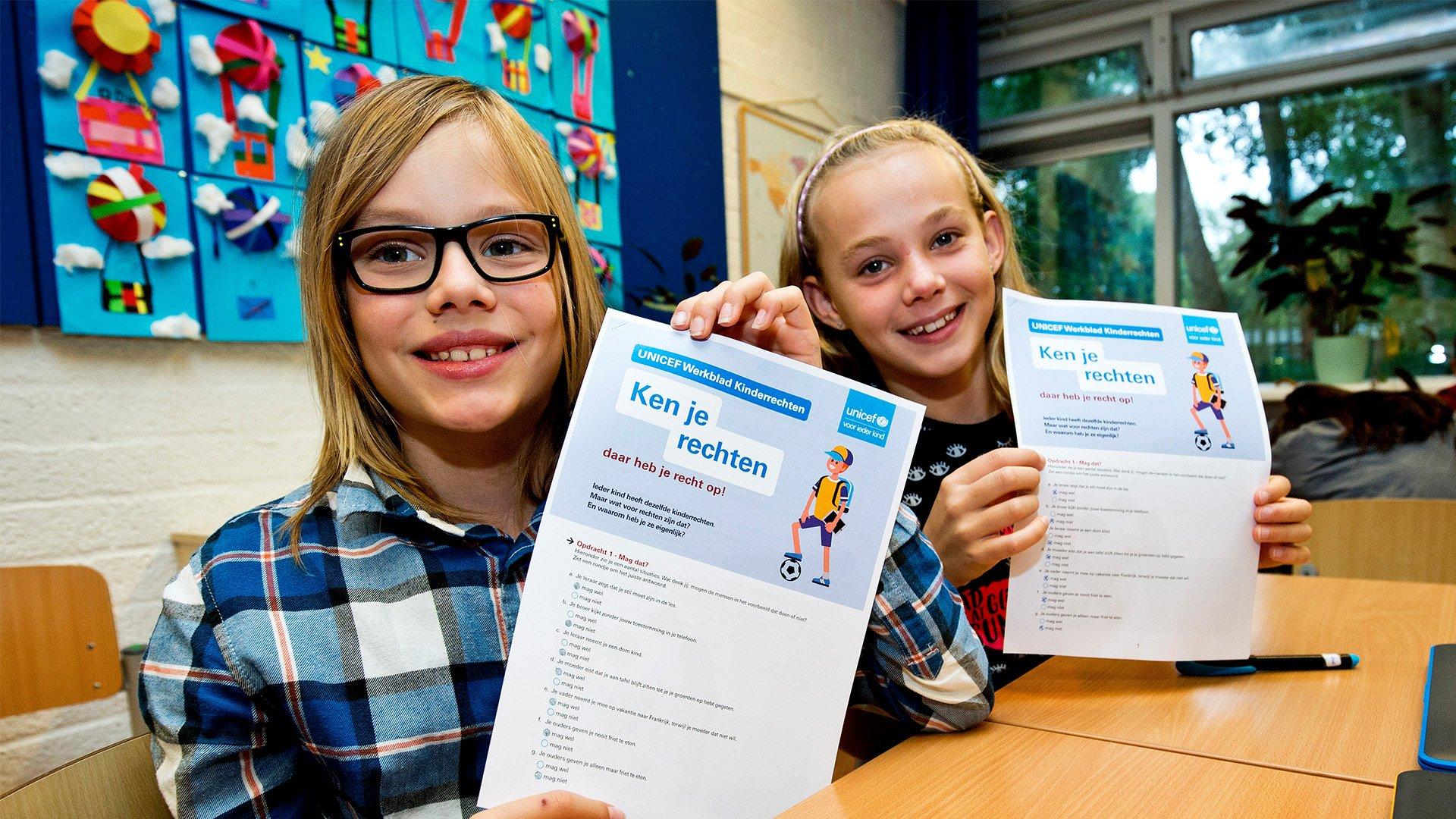 twee kinderen houden formulier omhoog