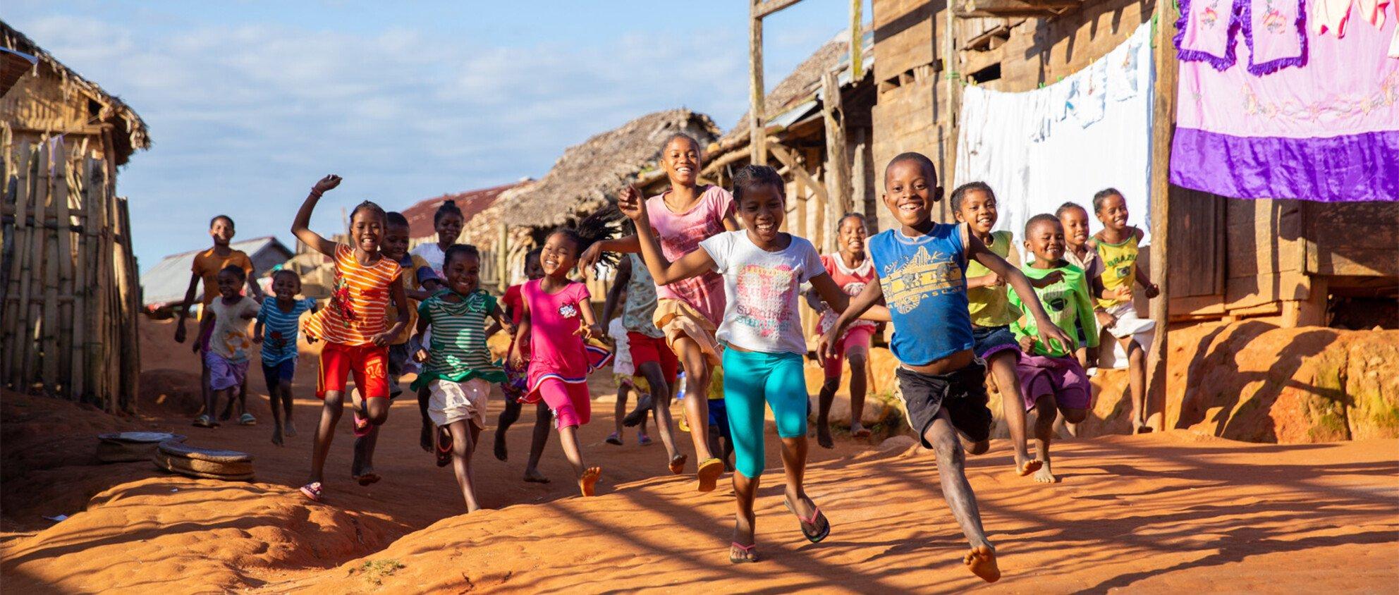 Kinderen in Madagaskar rennen