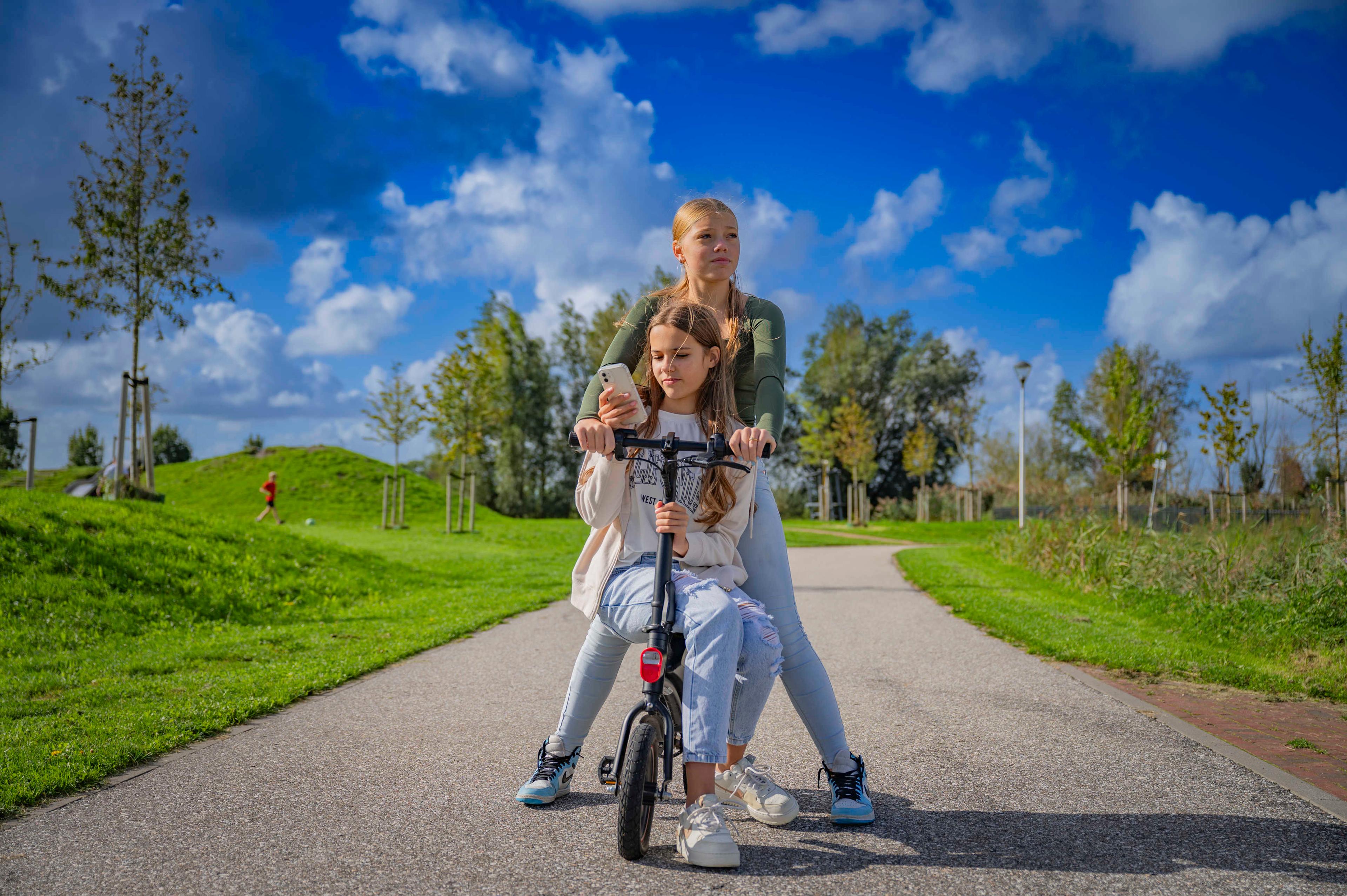 Meiden samen op een scootertje