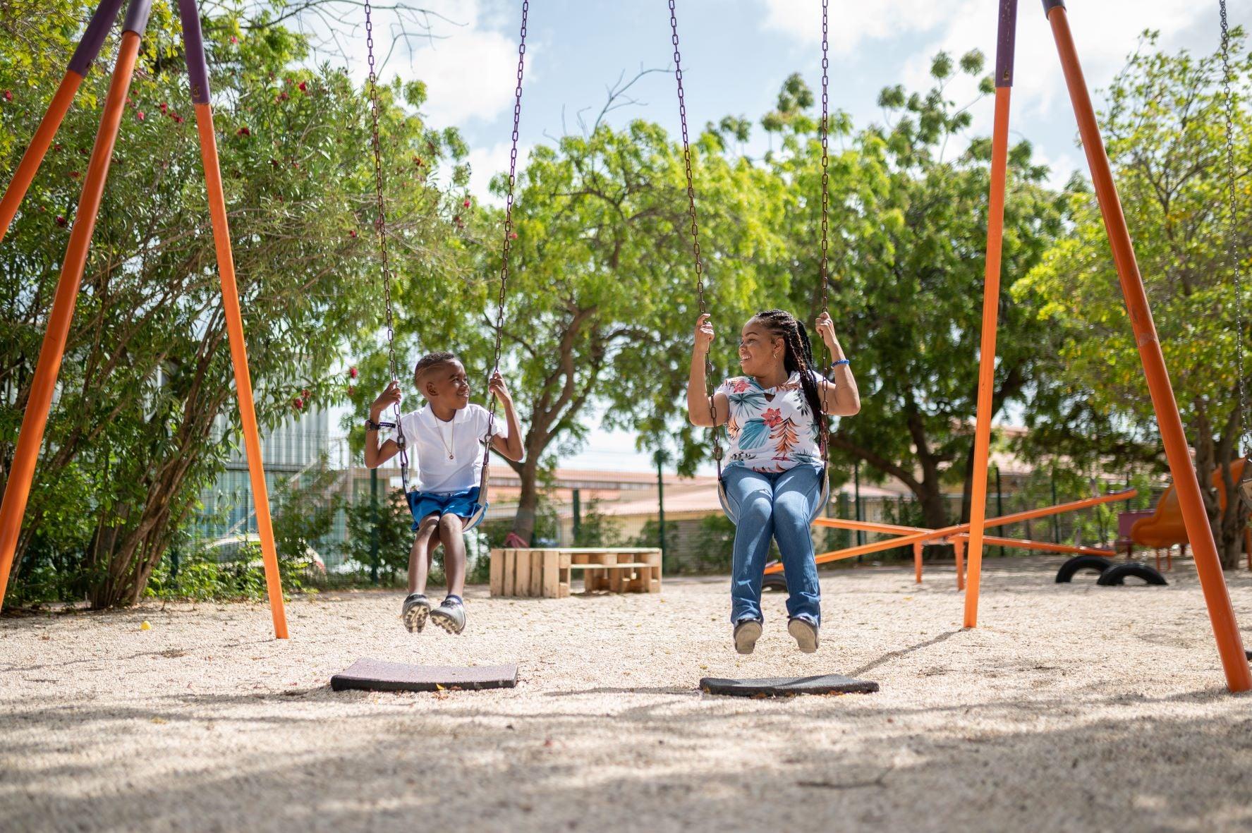 2 kinderen op een schommel op Bonaire