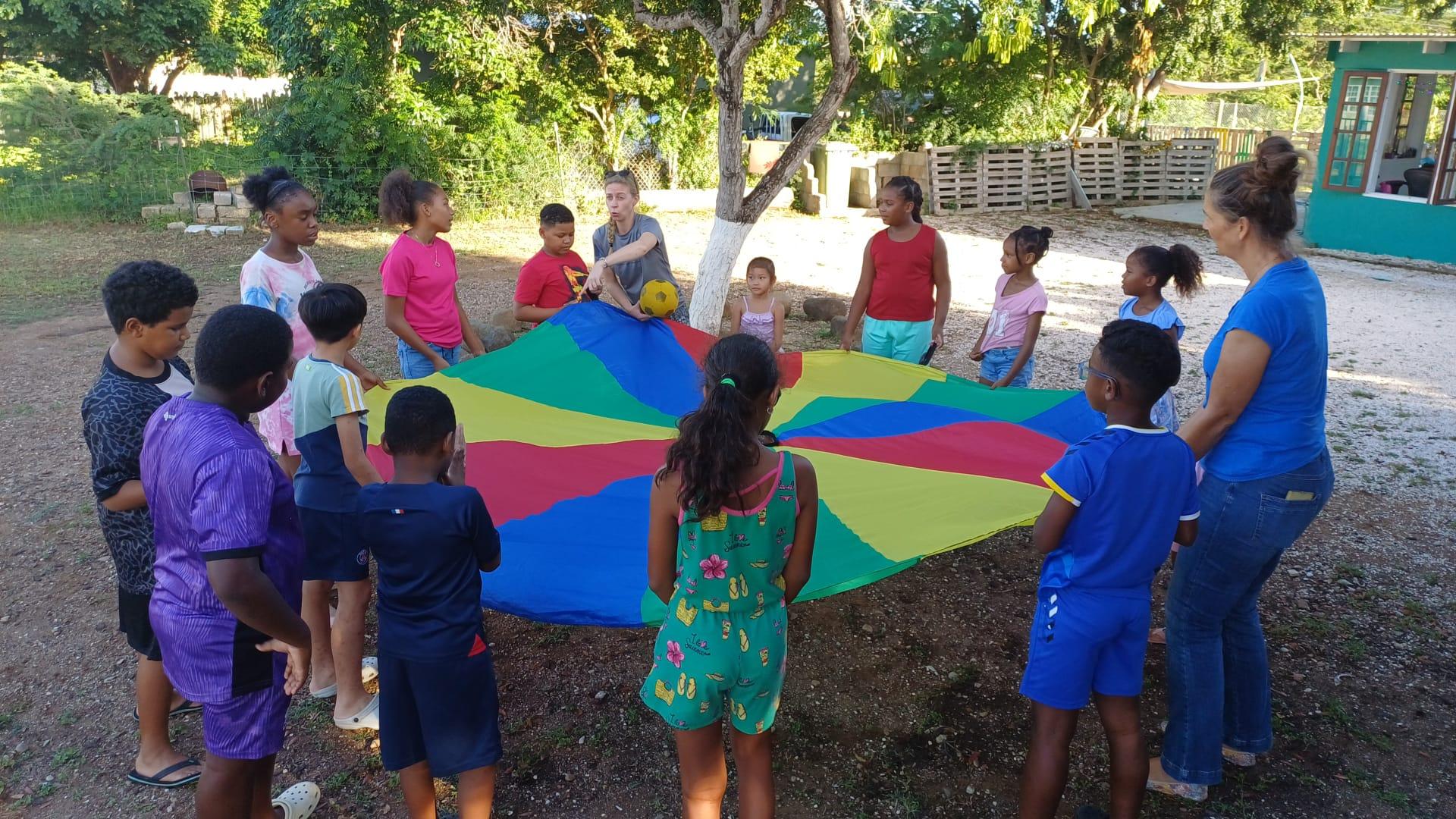 Kinderen spelen met parachute
