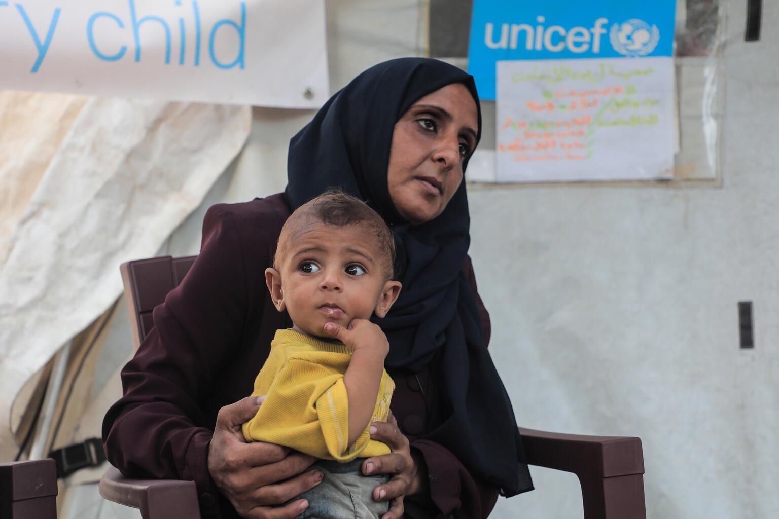 jongen op schoot bij moeder bij behandelkiniek tegen ondervoeding in Gaza