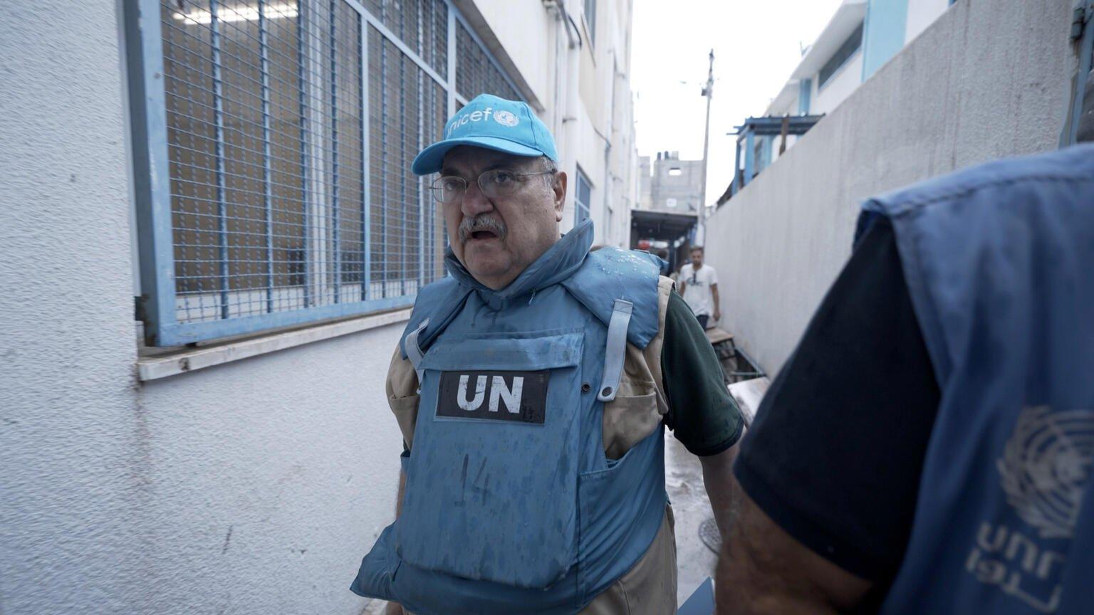 Dr. Younis R. Awadallah loopt met VN vest door Gaza