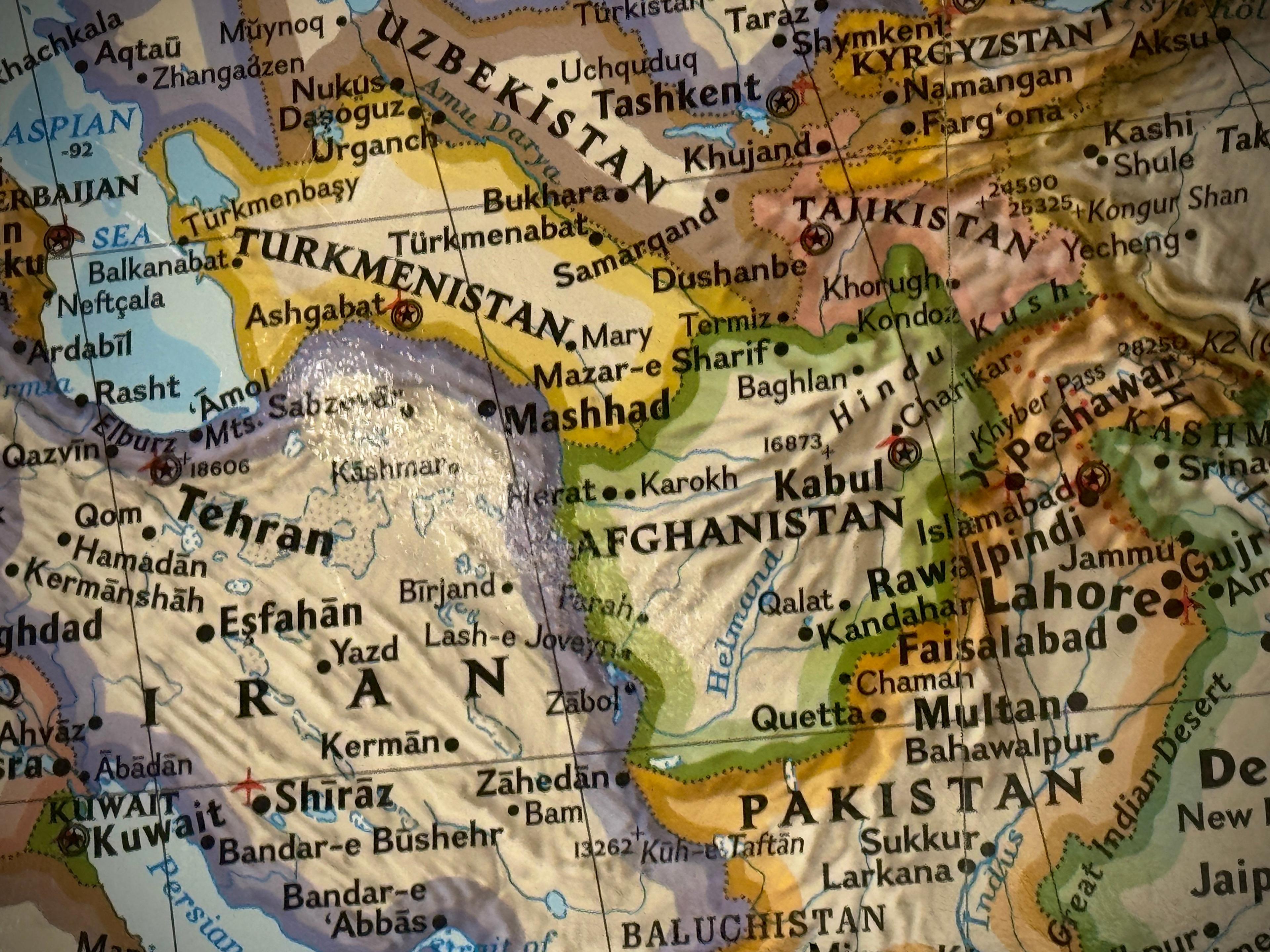 Foto van de grensovergang tussen Iran en Afghanistan op een kaart