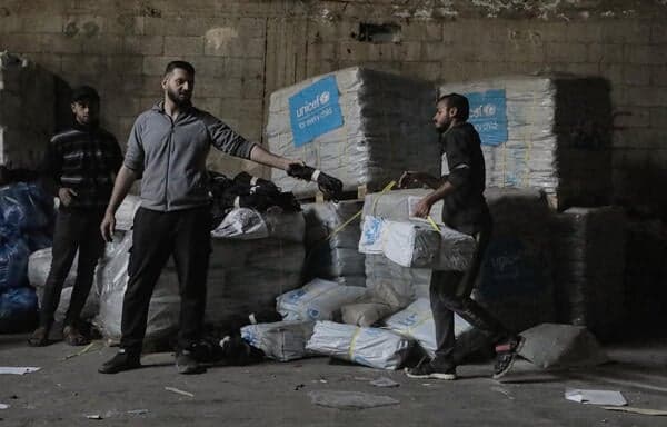 UNICEF deelt dekzeil uit aan de meest kwetsbare families in Gaza City.